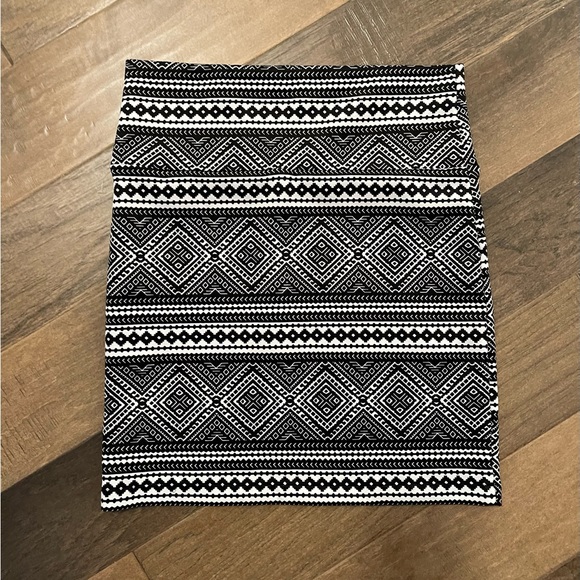 NWOT! Tribal Print Mini Skirt, Size Large but fits a M - Picture 4 of 4